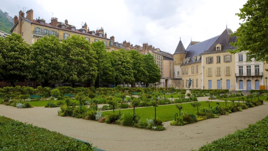 瑪法達圖書館位於市立花園邊的老宅邸內，https://www.expedia.fr/Jardin-De-Ville-Grenoble-City-Centre.d6068941.Sites-d-Interet?gallery-dialog=g…