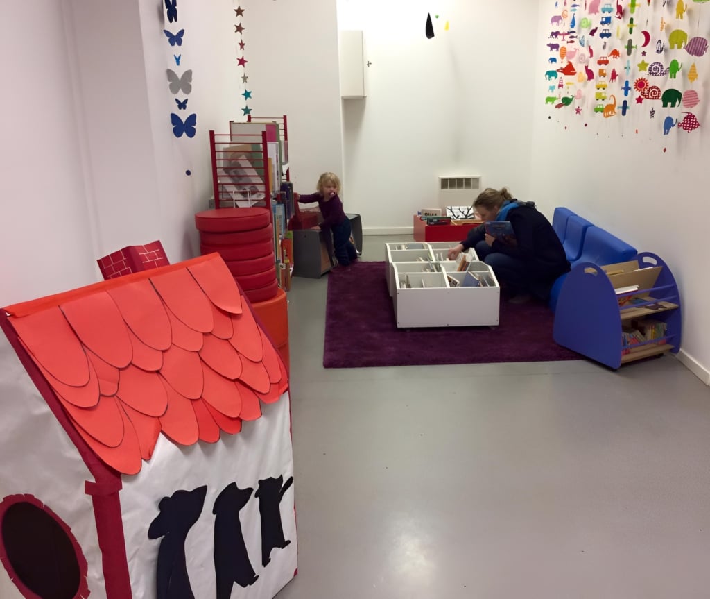 幼兒閱覽角落保持簡單陳設，沒有過多裝飾，只是小房子升級囉！https://www.ledauphine.com/culture-loisirs/2021/02/19/en-images-decouvrez-la-nouvelle-bibli…