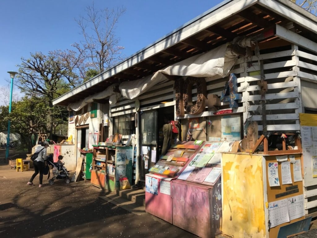 日本東京渋谷春之小川冒險遊戲場，由一般社団法人 渋谷の遊び場を考える会維運，協會的辦公室就在大家使用工具空間的旁邊（照片來源：作者本人）