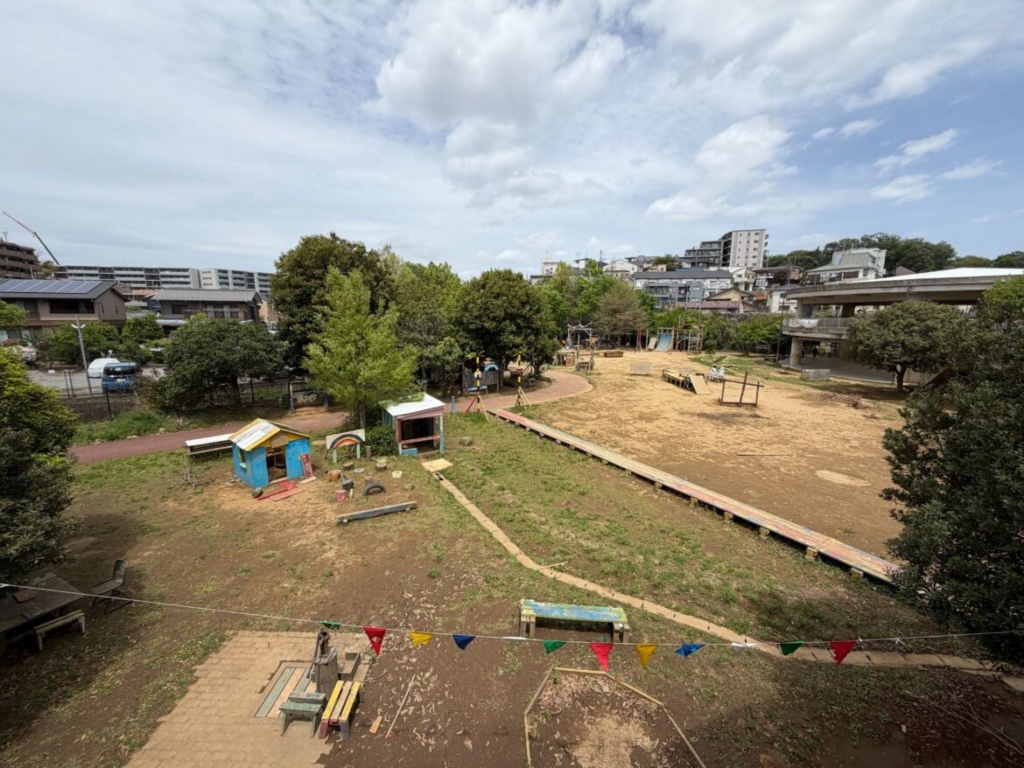 日本神奈川縣川崎市兒童夢想公園，從孩子參與設計的校舍二樓往下拍每年固定有市集活動的寬闊（照片來源：作者本人）