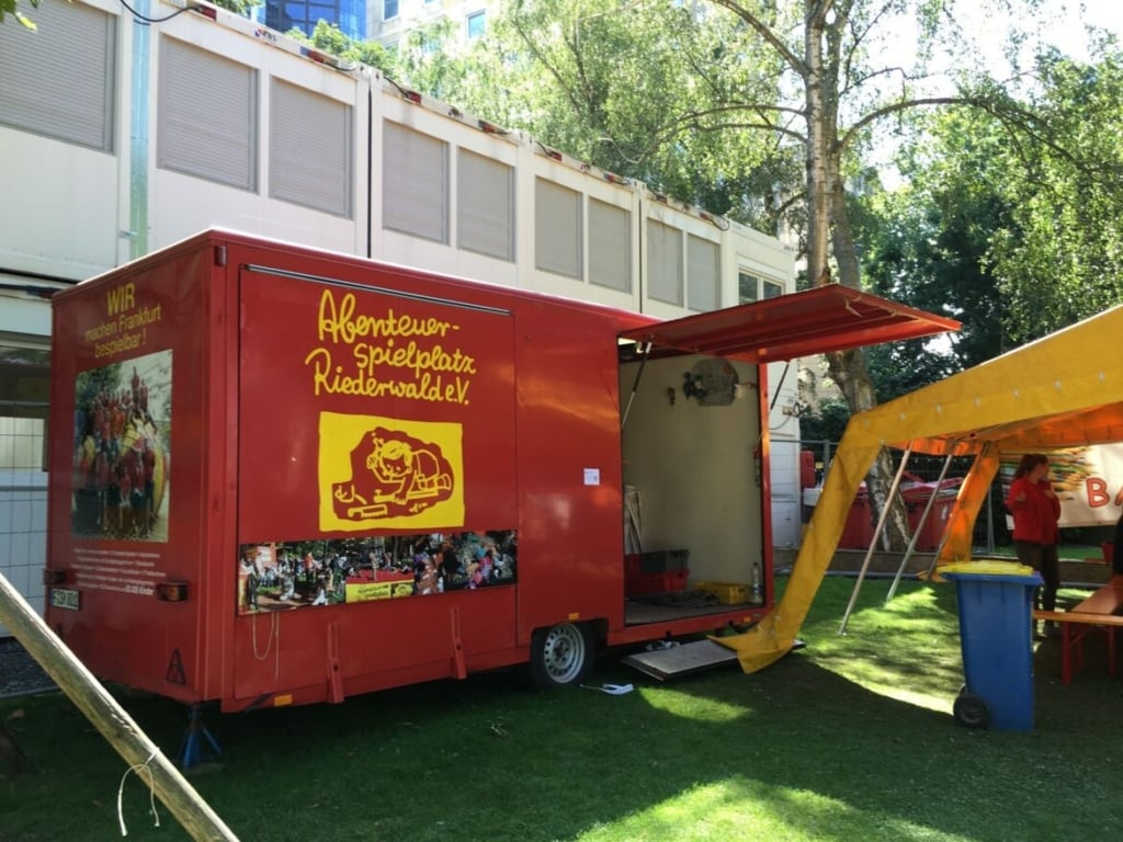 德國法蘭克福的里德瓦爾德冒險遊戲場協會（Abenteuerspielplatz Riederwald e.V.），是擁有三個冒險遊戲場和冒險遊戲行動車的非營利組織（照片來源：作者本人）