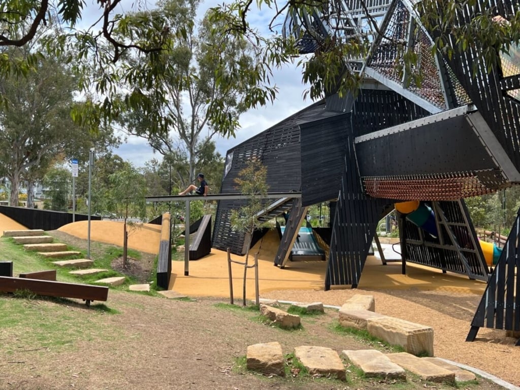 澳洲布里斯本的布拉德伯里公園（Bradbury Park）的凱德隆冒險遊戲場（Kedron Adventure Playground），每一個設計都會讓家長心跳漏一拍（照片來源：作者本人）