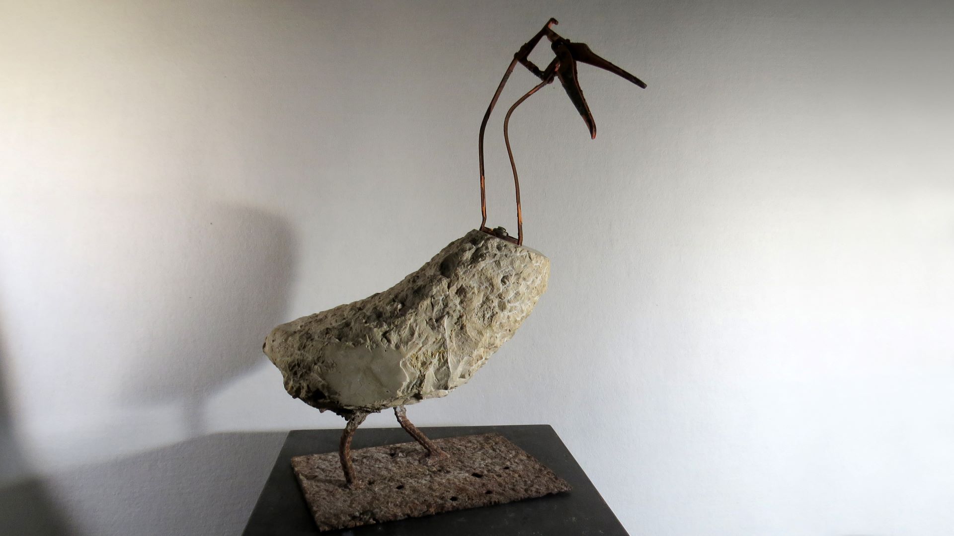 許禮憲，《鴨》，鐵、石材、鋼筋，51×21×58.5 cm。（形狀藝術提供）