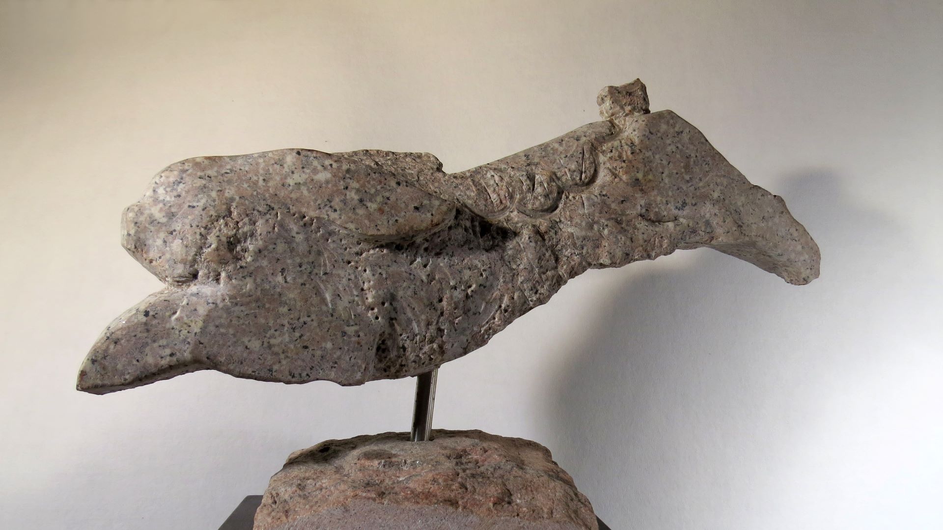 許禮憲，《兔》，花崗石，48×71×27 cm，2005。（形狀藝術提供）