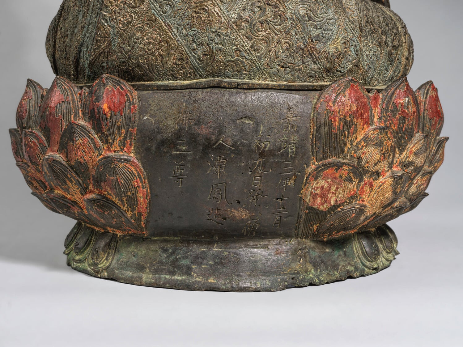 明嘉靖三年（1525）《漆金銅阿閦佛像》，佛像高40公分；連底座高51.5公分，估價3萬至5萬歐元。圖 / 巴黎邦翰斯。