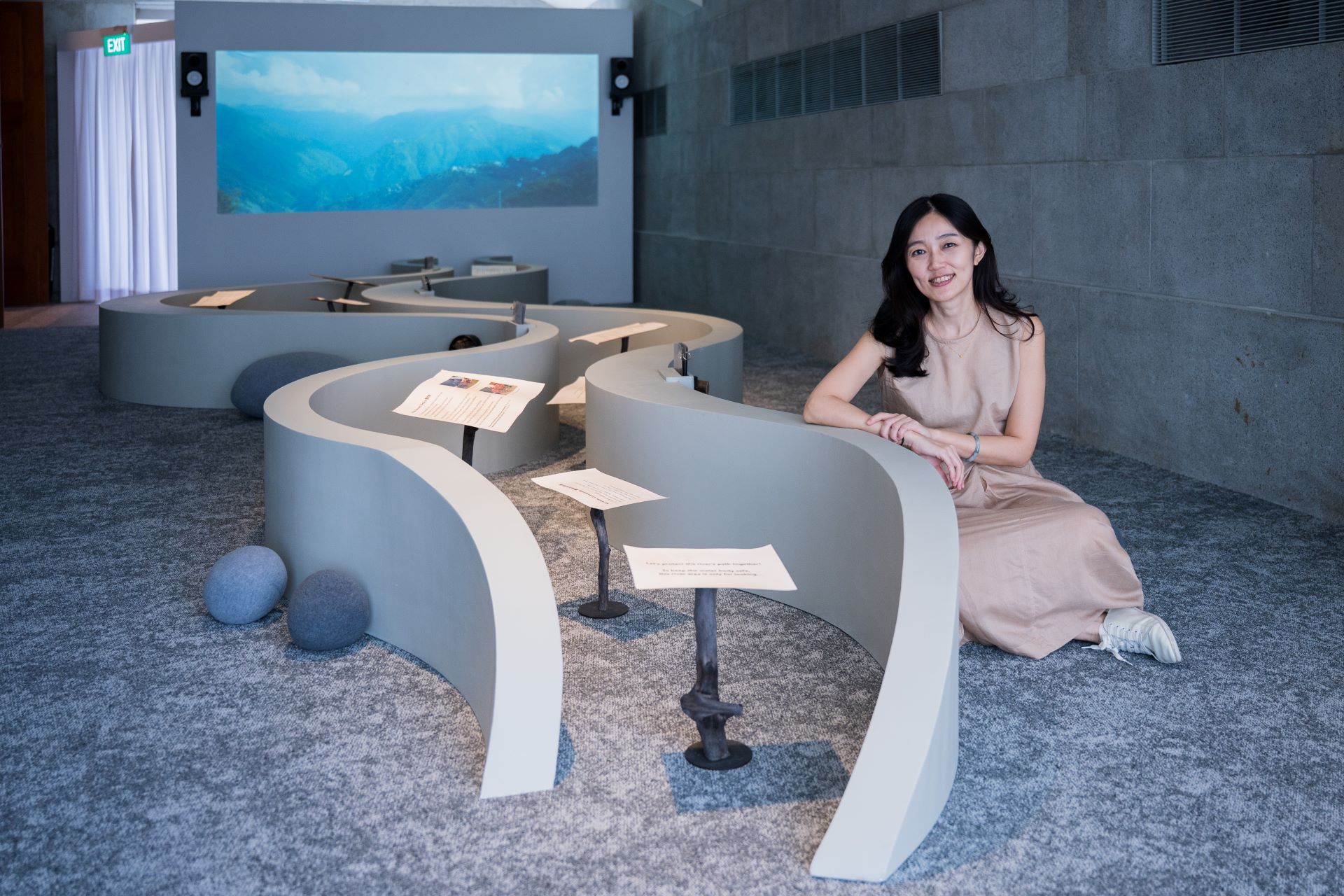 藝術家許雁婷與作品〈河走過的地方〉。(圖片提供／桃園市立美術館｜新加坡國家美術館)