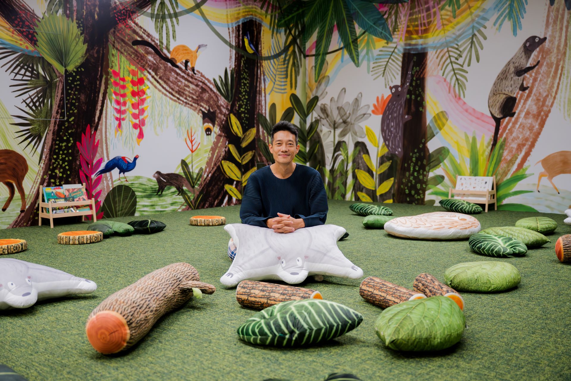 藝術家蘇鈺雄與作品〈平靜的森林〉。(圖片提供／桃園市立美術館｜新加坡國家美術館)
