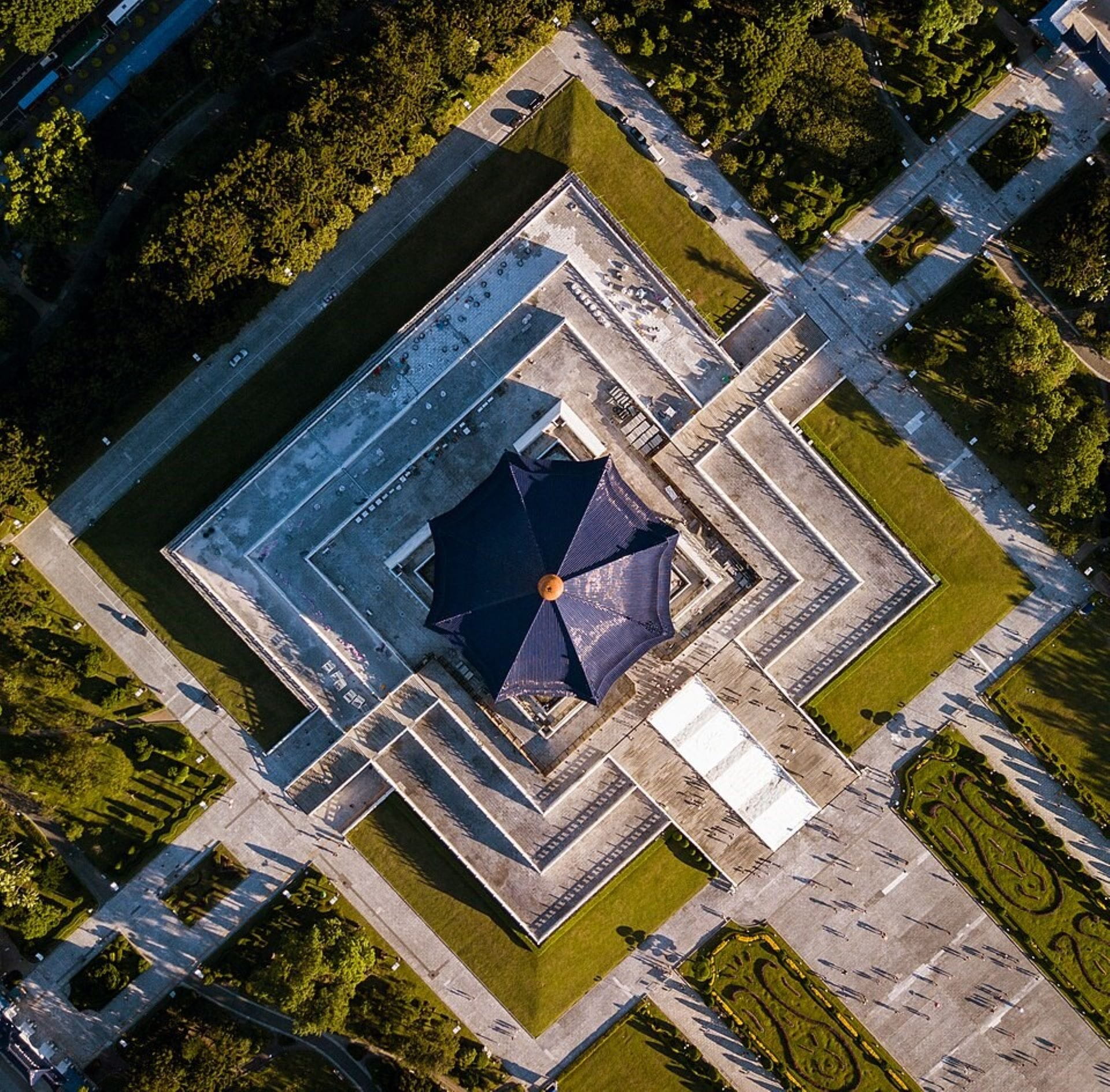 中正紀念堂頂部設計仿效北京天壇的琉璃瓦八角攢尖頂，八角象徵「忠、孝、仁、愛、信、義、和、平」。（維基百科）