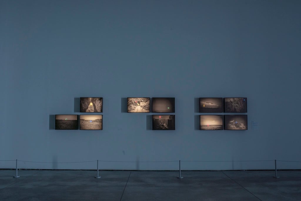 「孤島」系列展出現場。（藝術家提供，©WU CHIA YUN）