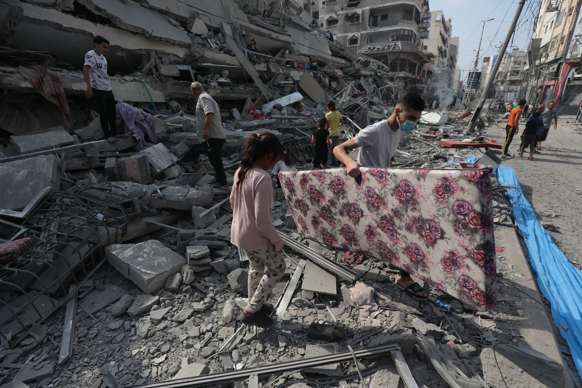 2023年10月8日，加薩市（Gaza City）阿克盧克塔（Aklouk Tower）遭以色列空襲後毀損，民眾檢視廢墟之景象。圖為相關現場影像。（攝影／巴勒斯坦新聞與資訊署（WAFA）委託APAimages，CC BY-SA 3.0）