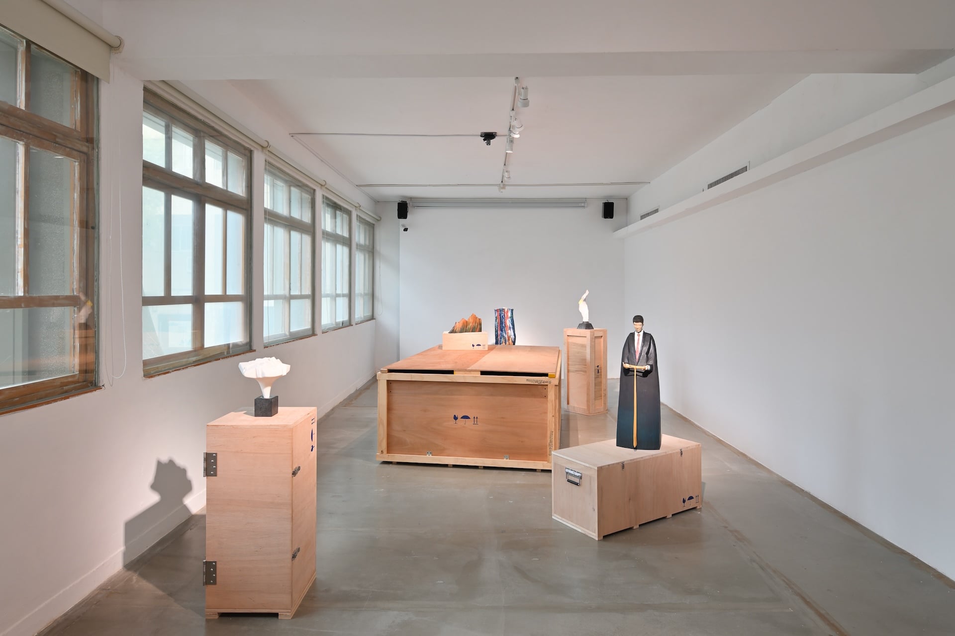 二樓展間展示間的雕塑作品，以雕塑本身的保存木盒作為展台，真實的呈現作品身為典藏品的事實。（攝影／吳承澤，有章藝術博物館提供）