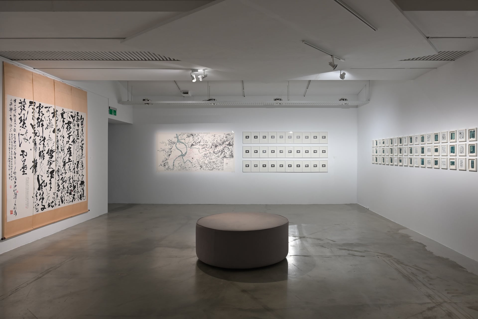 進入三樓第一個展間，葉璟渼的《Before the Coming of Spring》的地圖與座標攝影，將展覽分為左側與右側的圖像敘事線，右側接續的是吳羽柔的《Meet You There》，共60幅一組的作品。左側則是涂毓修的《寒山子詩節…