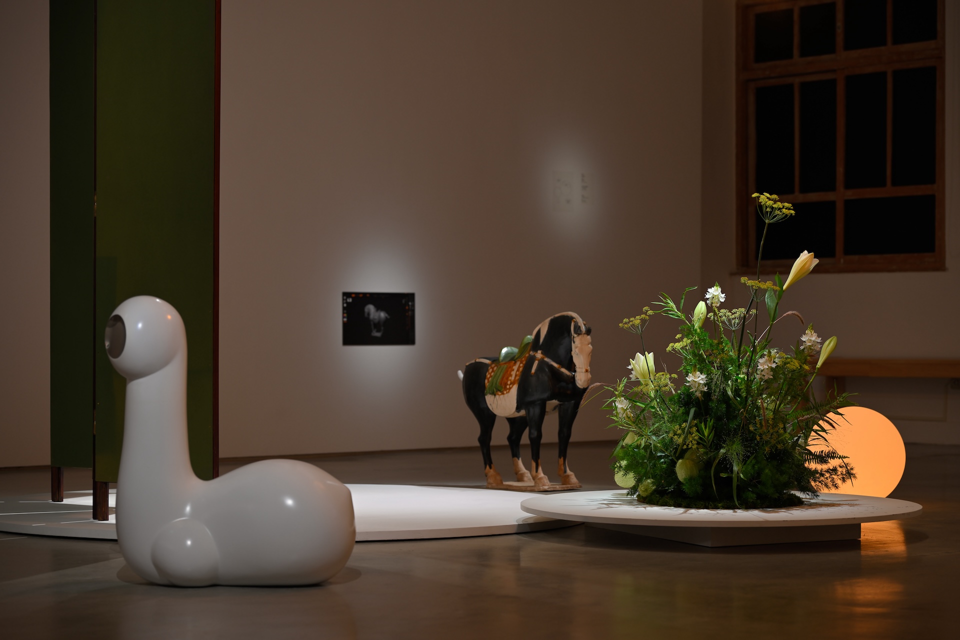 展場中，出現被修復的唐三彩以及其後的3D圖像，策展人陳彥伶以此揭露了修復中「可辨識性」的倫理細節。（攝影／吳承澤，有章藝術博物館提供）