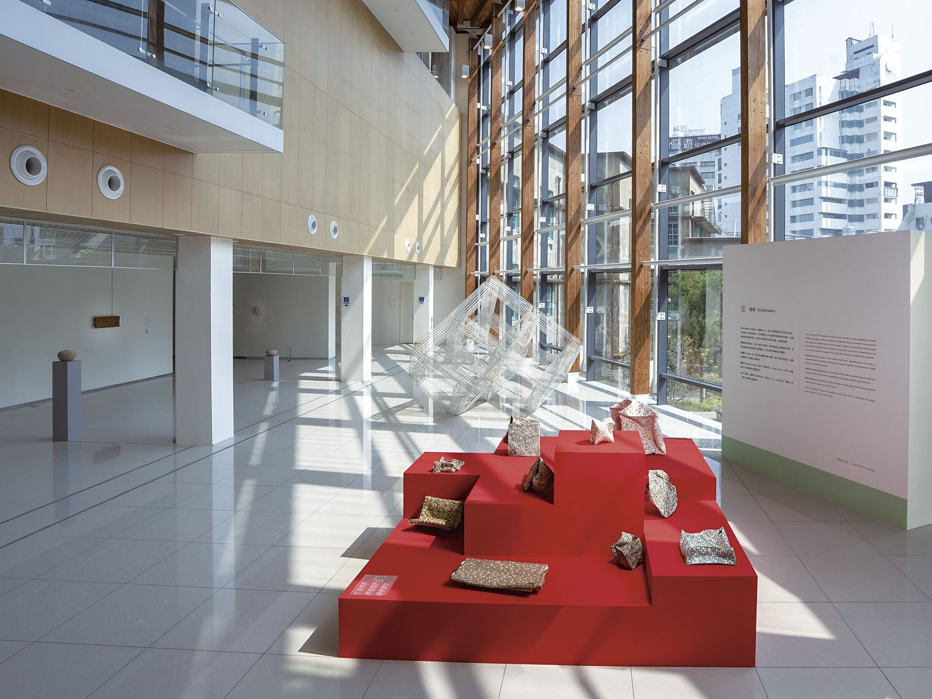 黃曉茹《移動的長方》和《移動的正方》系列作品於嘉美館展出一景。圖為展覽現場一景。（嘉義市立美術館提供）