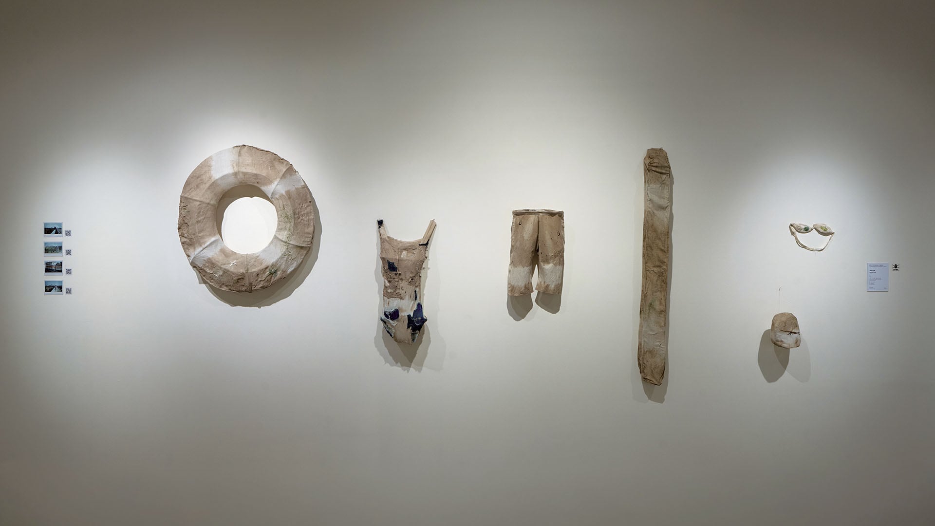 鹽池工作室《泳衣系列》展出一景。（嘉義市立美術館提供）