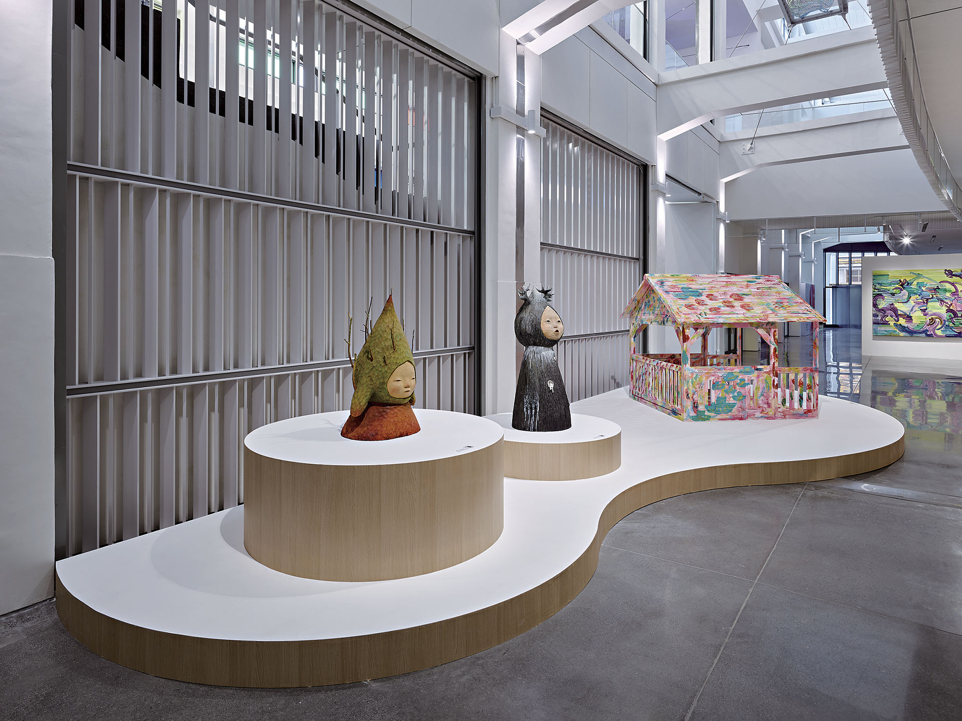 屏東縣立美術館「當繁花盛開」廊道展場一景。（屏東縣立美術館提供）