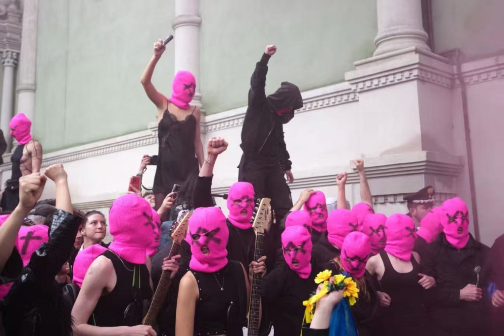 「暴動小貓」（Pussy Riot）在俄羅斯館外發起突襲抗議。（圖片來源：AP）