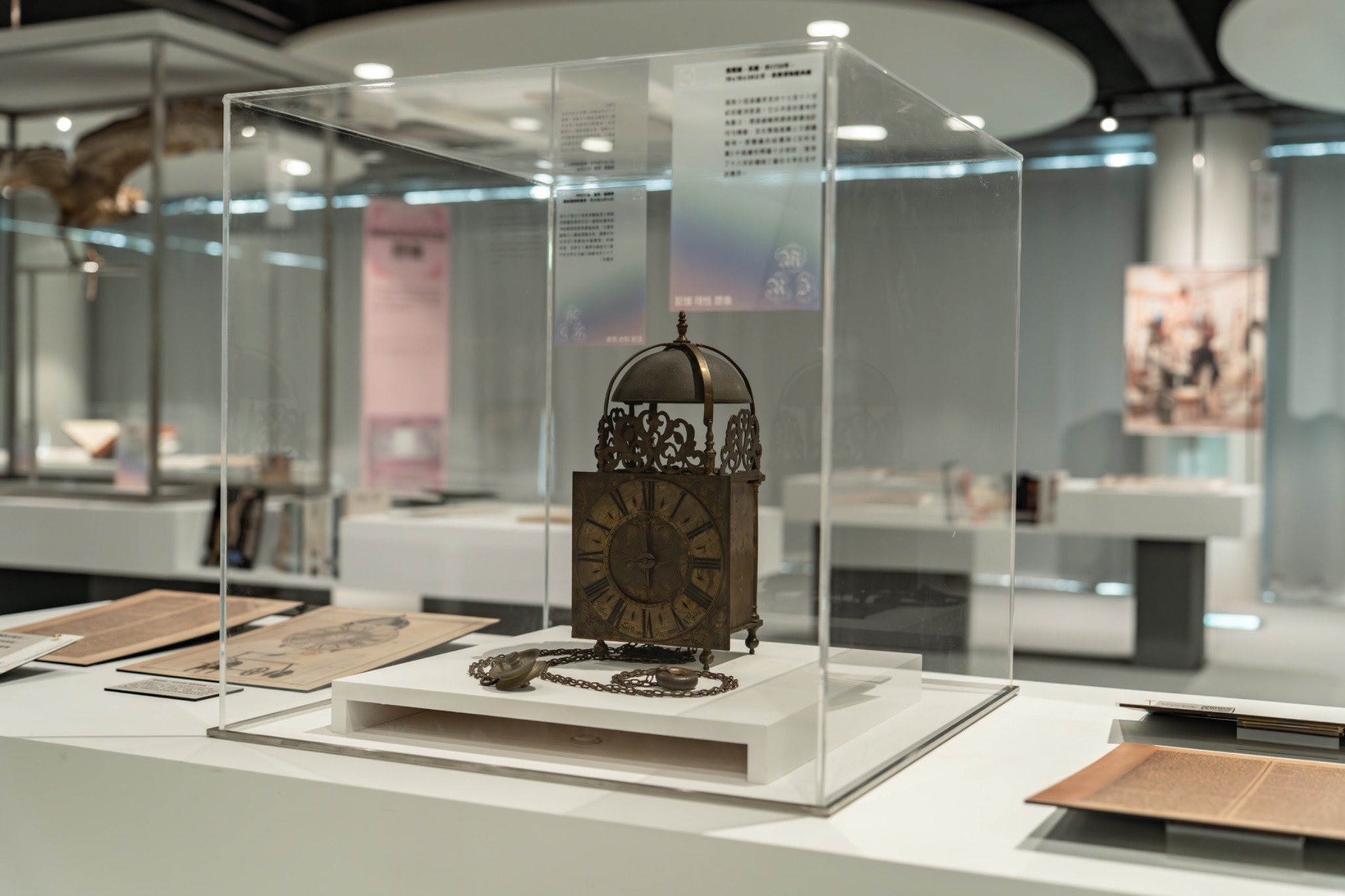 奇美博物館典藏《燈籠鐘》於世界講堂展覽現場。（臺中市立圖書館提供）