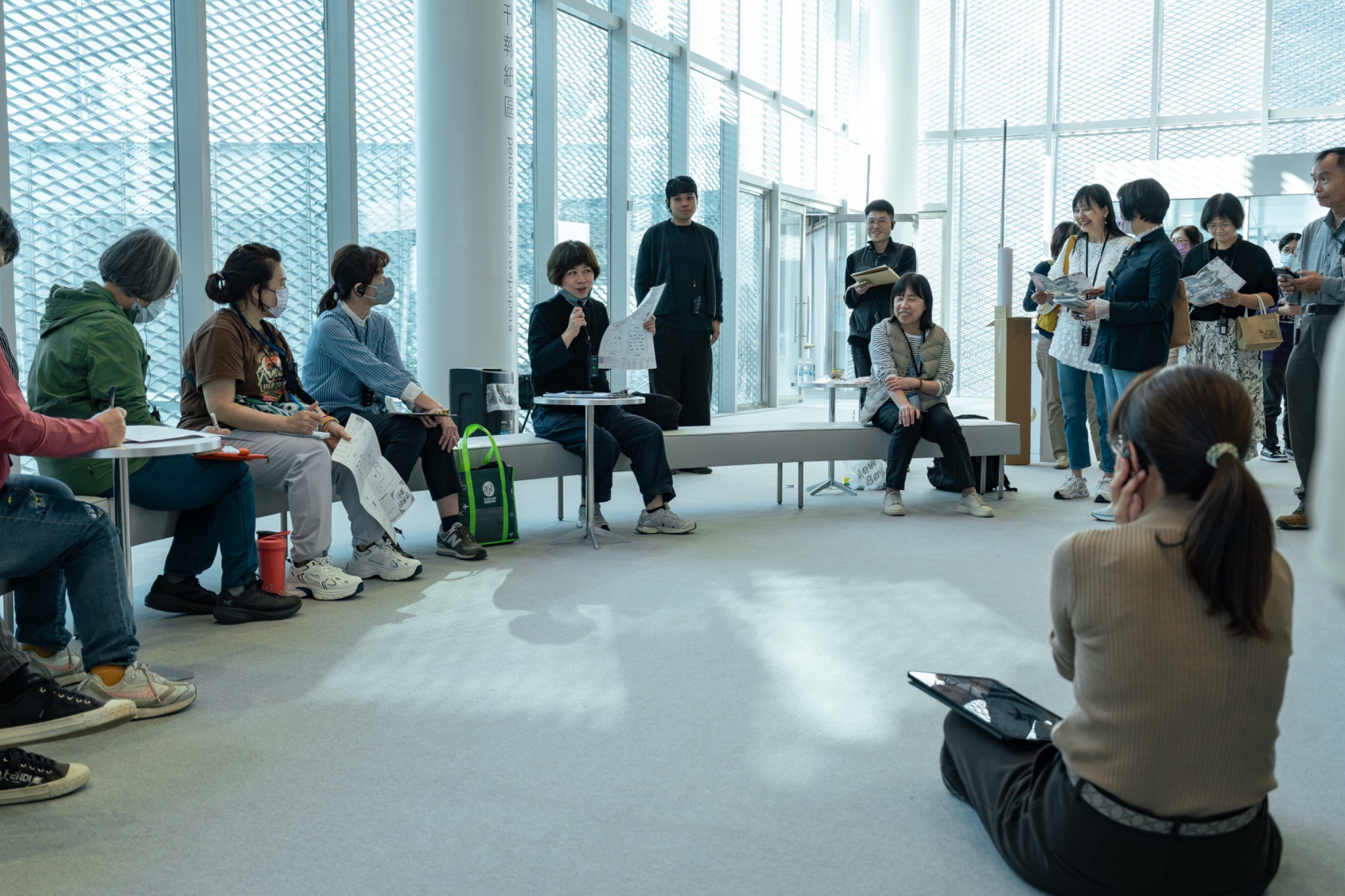 策展人與導覽志工訓練現場。（臺中市立圖書館提供）