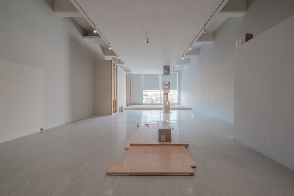 ss space space共同創辦人、藝術家吳依宣作品《Overexposure（過度曝光）》（2023），其媒材包括拾得物、木、金屬、水泥、陶、石膏、玻璃、藝術微噴於相紙、礦物塗料、藝術家自製塗料、聚苯乙烯、環氧樹脂。（ss space…