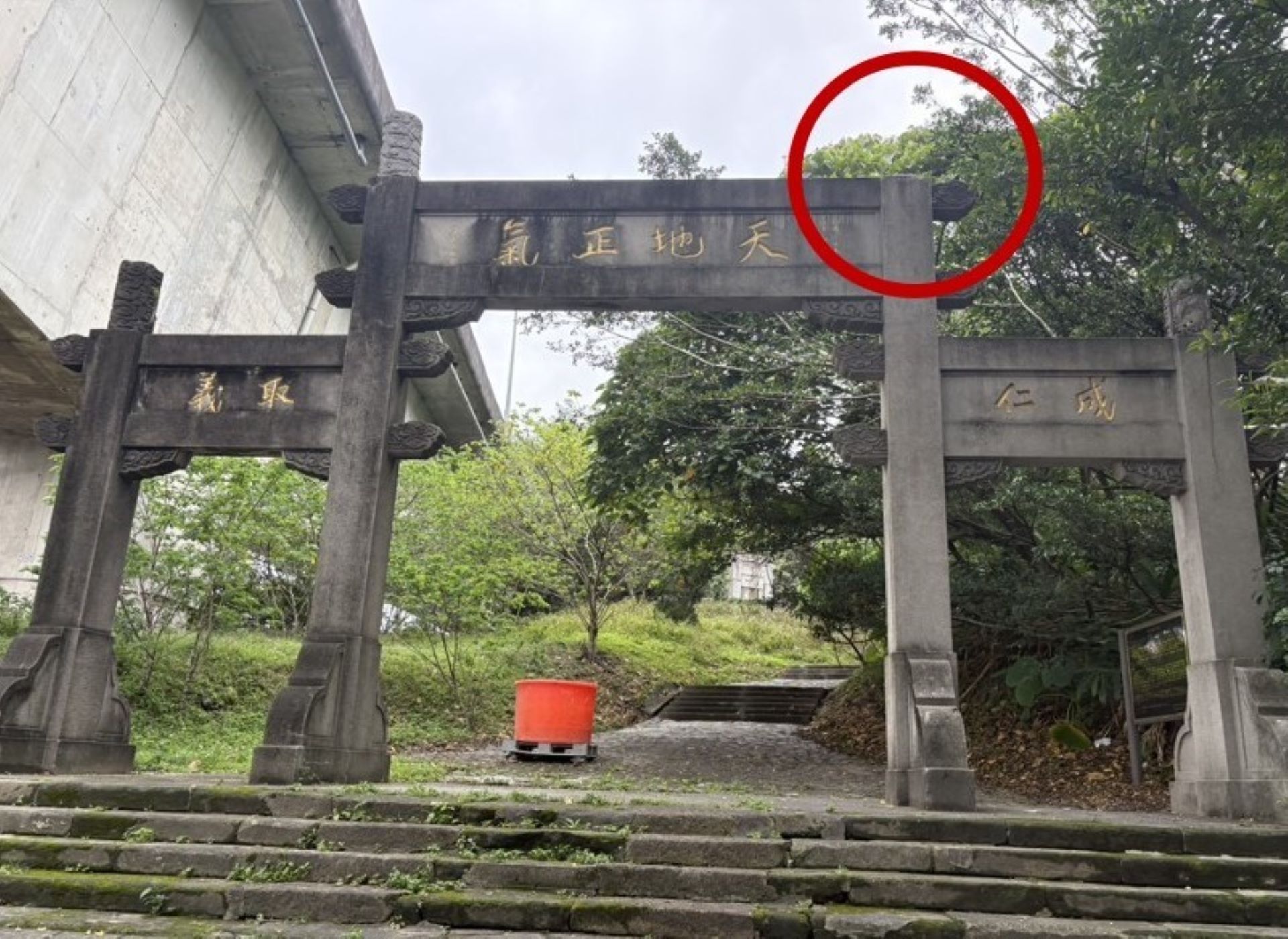 圓山飯店下方的太原五百完人塚牌樓已經受損（紅圈處），水桶任意堆置孳生蚊蠅。（攝影／蕭文杰）