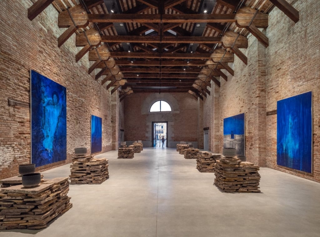 (floor) Lorna Simpson, Vibrating cycles, 2026, Courtesy of the artist and Hauser & Wirth (wall, from left to right)…