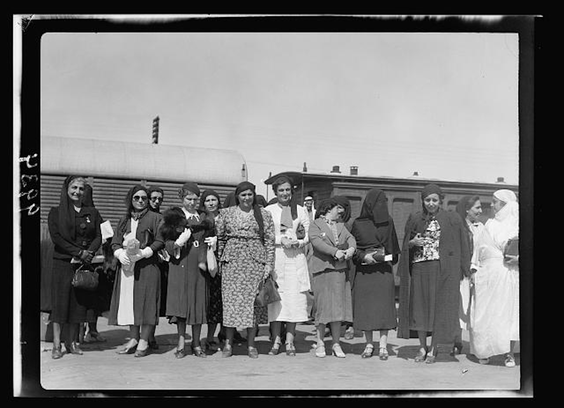 1938年10月12日，巴勒斯坦阿拉伯女性代表團自利達樞紐（Lydda Junction）啟程前往開羅（Cairo）之場景。圖為相關歷史影像。（來源／美國國會圖書館版畫與照片部[Library of Congress Prints and…