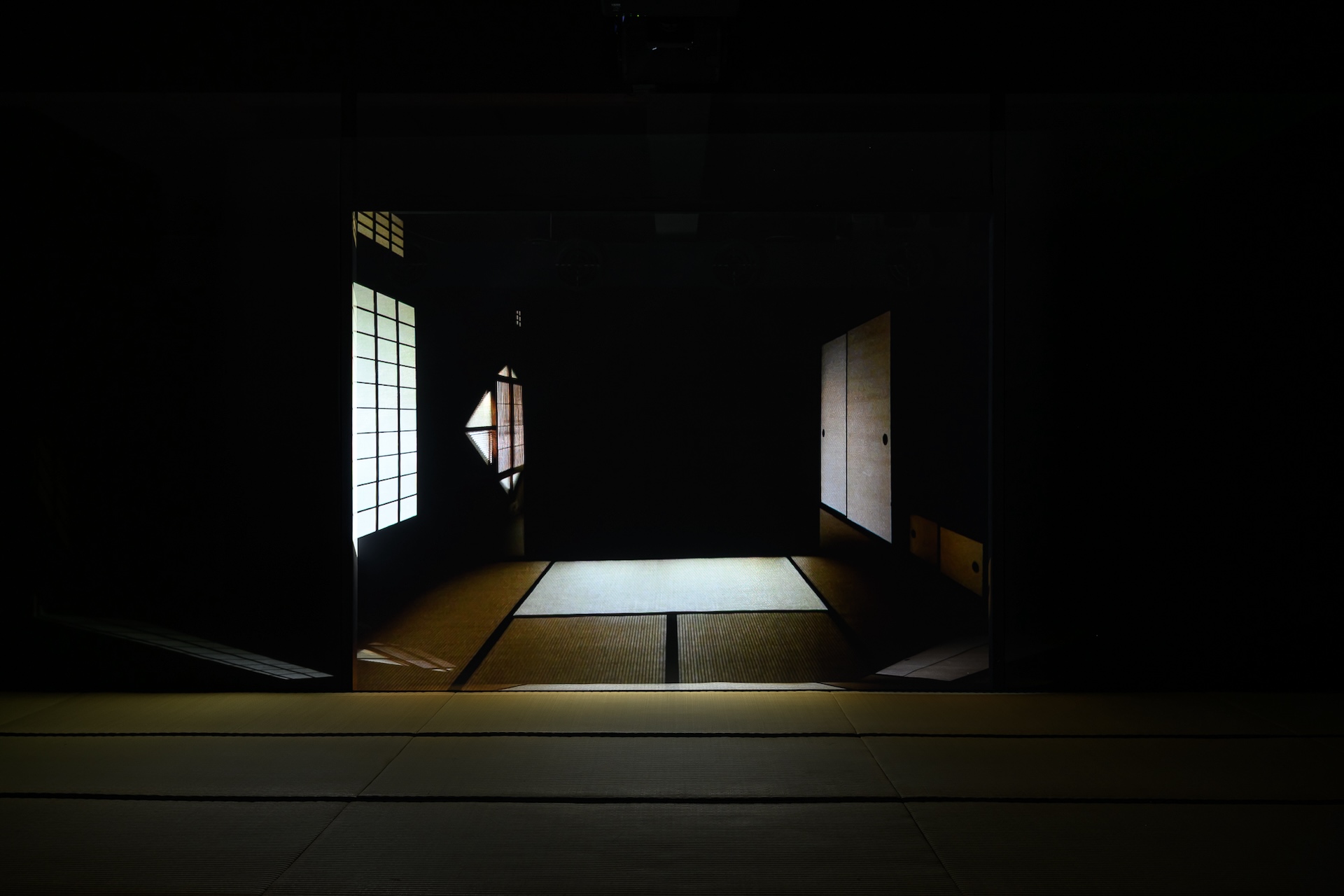 何子彥（Ho Tzu Nyen）｜絕境旅館 單頻道錄像（彩色、多聲道，84 分鐘） 2019（攝影／王世邦，北師美術館提供）