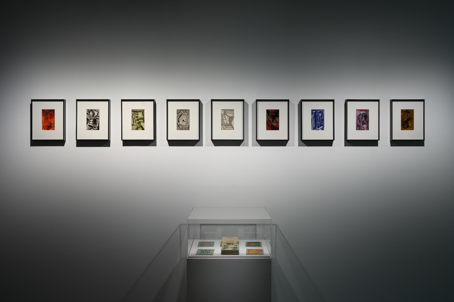 北師美術館展場中展示瑪奇．吉爾（Madge Gill）《靈性素描》（Spirit drawing, 1942），其作品以密集線條、重複女性面孔與神秘象徵構成近乎催眠的視覺空間，並與其通靈實踐及內在心理經驗密切相關。（攝影／王世邦，北師美術館…