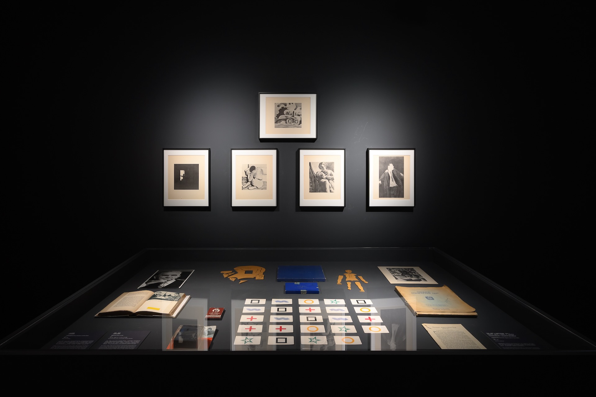 北師美術館展場中展示《主題統覺測驗》（Thematic Apperception Test, TAT）相關內容，此測驗由亨利．莫瑞（Henry A. Murray）與克里斯蒂安娜．摩根（Christiana Morgan）等人於1930年代…