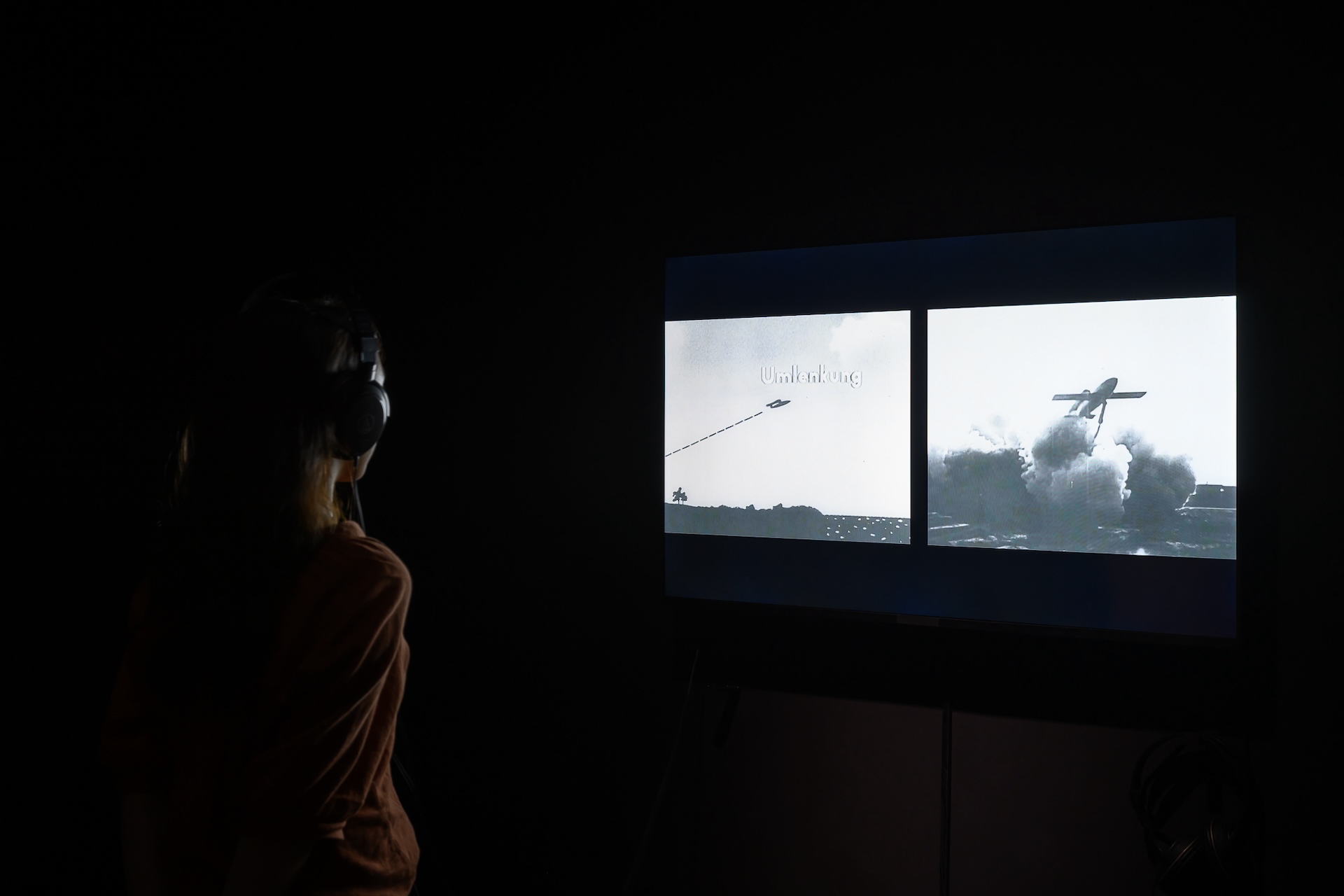 哈倫．法洛基（Harun Farocki）｜眼／機器 III 由雙頻道錄像剪輯為單頻道錄像（黑白、彩色、有聲與無聲，25 分） 2003（攝影／王世邦，北師美術館提供）