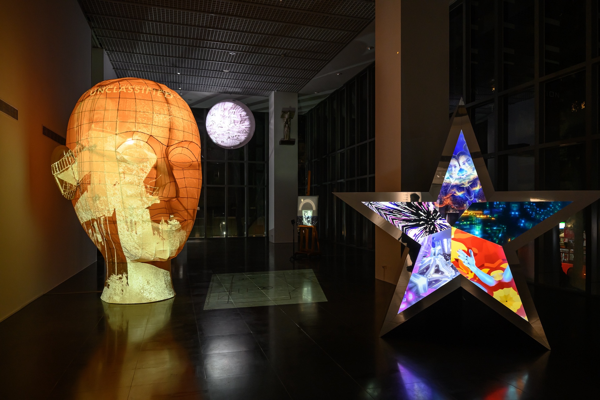湯尼．奧斯勒（Tony Oursler）｜第三眼 多頻道錄像裝置、不鏽鋼鏡面、布燈籠、金屬、塑膠、燈光、投影 2026 尺寸依空間而異（攝影／王世邦，北師美術館提供）