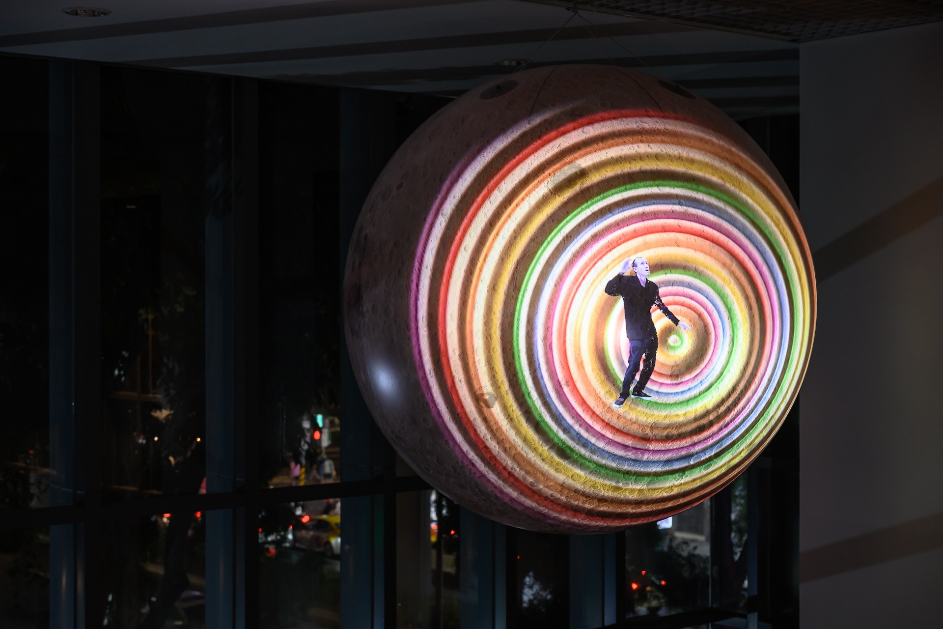 湯尼．奧斯勒（Tony Oursler）｜第三眼 多頻道錄像裝置、不鏽鋼鏡面、布燈籠、金屬、塑膠、燈光、投影 2026 尺寸依空間而異（攝影／王世邦，北師美術館提供）