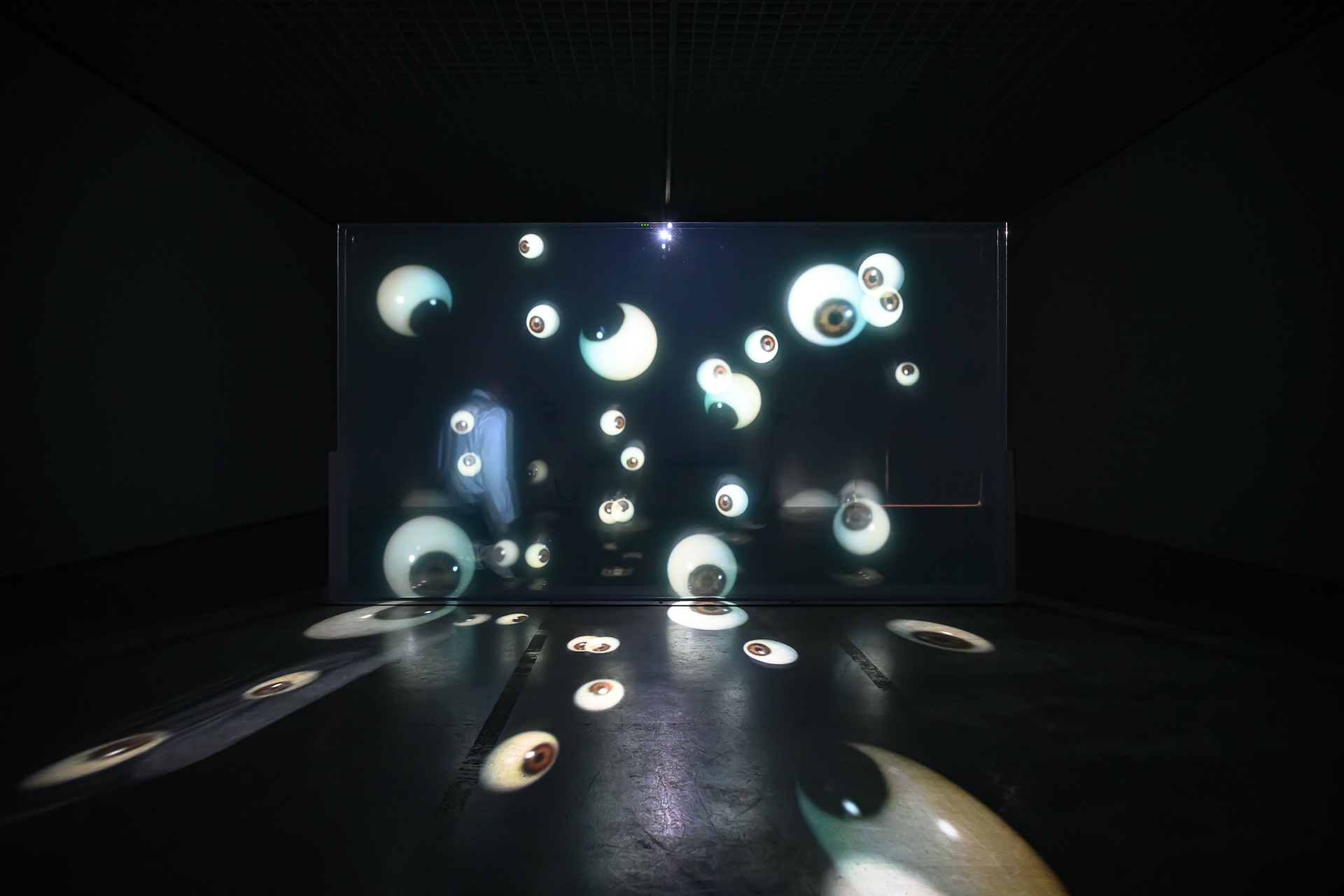 阿比查邦．韋拉斯塔（Apichatpong Weerasethakul）｜日光 玻璃、金屬底座及雙頻道錄像投影（彩色、有聲，19 分 32 秒） 2023（攝影／王世邦，北師美術館提供）