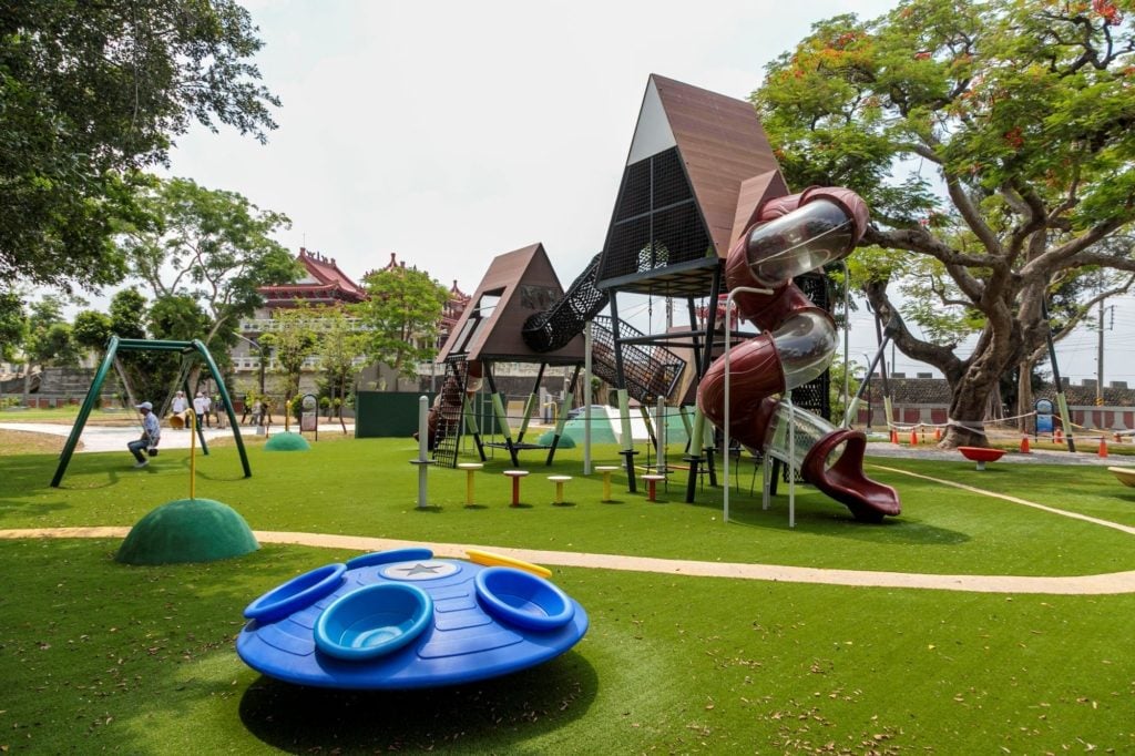 【特色公園】嘉義縣義竹國小附設遊戲場開放，樹屋、松鼠陪學童探索冒險