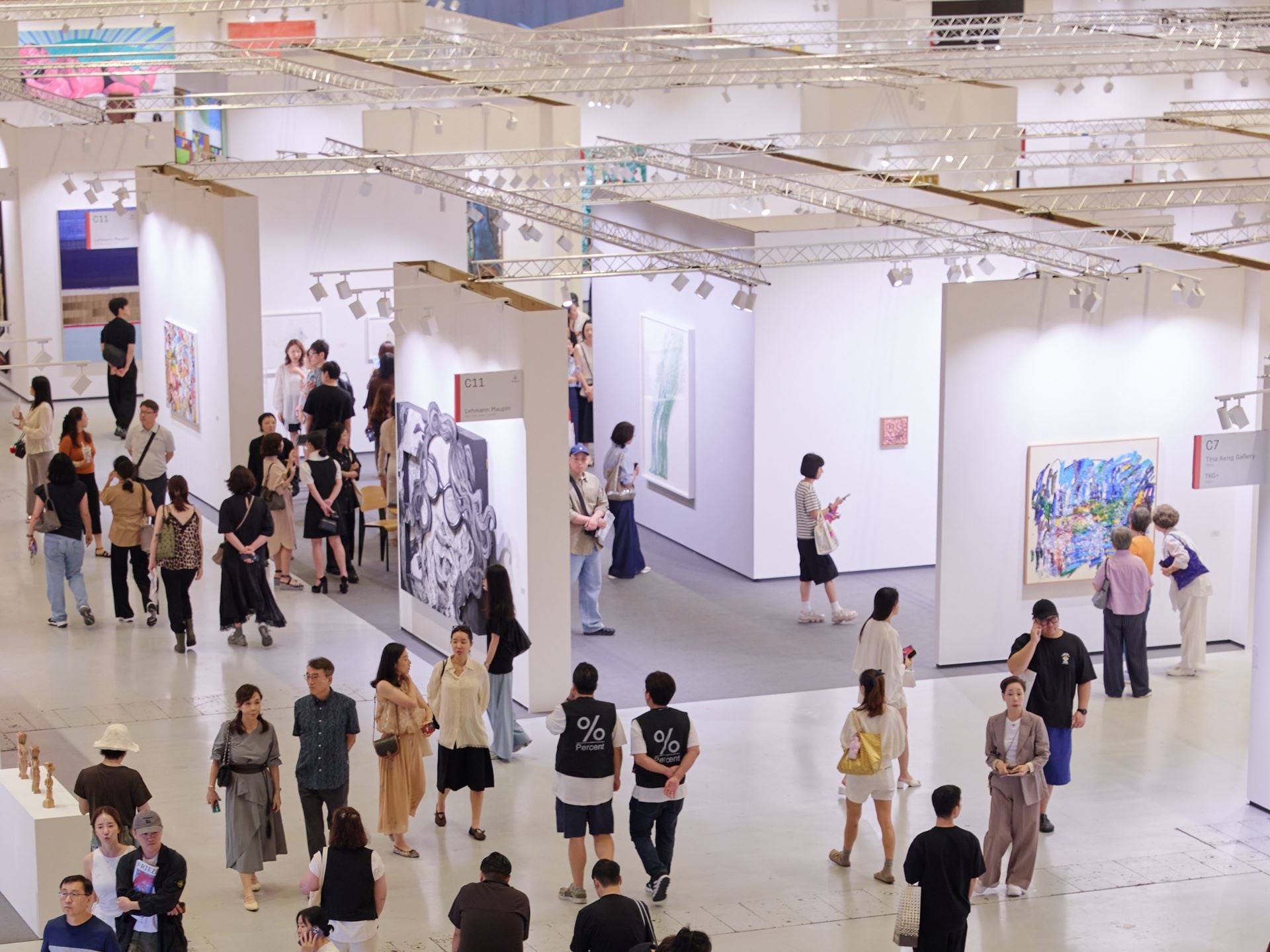 2025斐列茲首爾藝博會現場一景。Photo by WeCap Studio. Courtesy of Frieze.