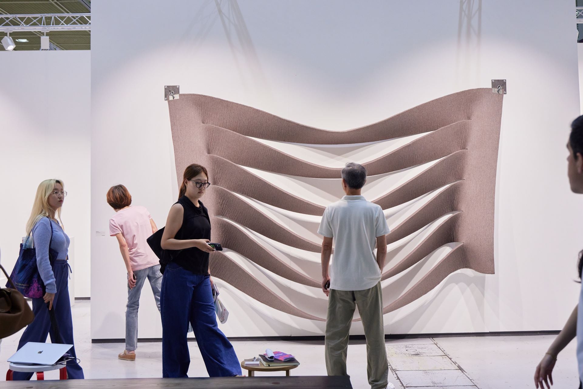 2025斐列茲首爾藝博會展場一景。Photo by WeCap Studio. Courtesy of Frieze.