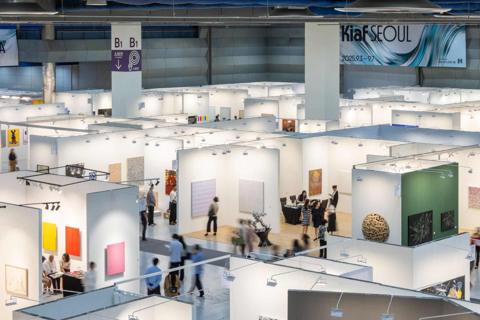Kiaf SeOUL 2025 展會現場一景。Courtesy of Galleries Association of Korea ⓒ Creative Resource