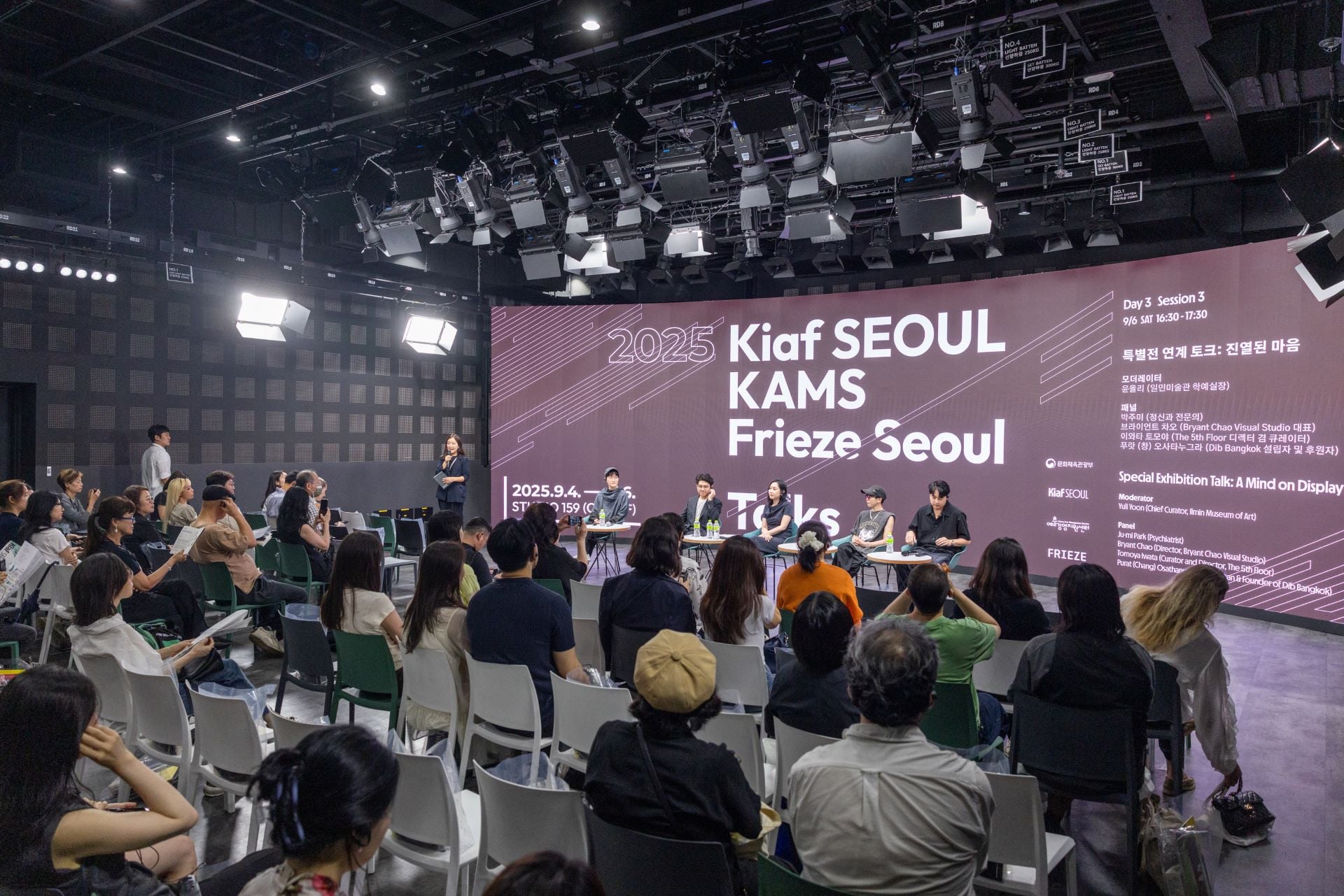Kiaf SeOUL 2025 展會現場一景。Courtesy of Galleries Association of Korea ⓒ Creative Resource