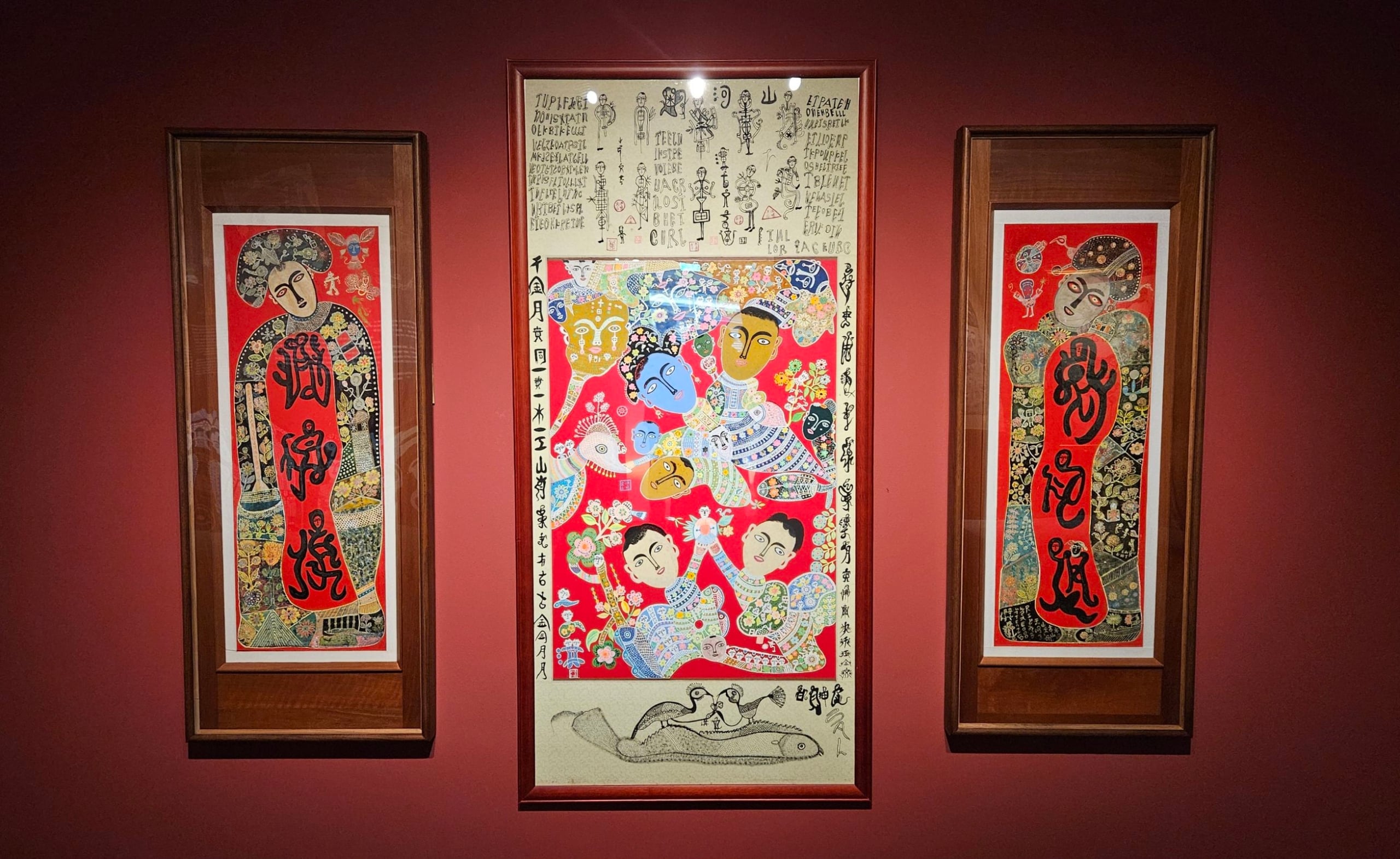 洪通〈女門神（左）〉，油彩，108×38.8公分，私人收藏；洪通（未命名），綜合媒材，178×82.5公分；洪通〈女門神（右）〉，油彩，108×37公分，私人收藏。攝影／曾信容。