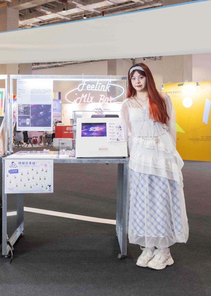 設計師陳妍蓁與《Feelink Mix Bar 情緒調飲站》展覽現場。作品為銘傳大學商品設計學系與兒福聯盟產學合作成果，並獲第十二屆新一代設計產學合作「娛樂 × 健康」優選。（圖片來源：陳妍蓁提供／新一代設計產學合作單位）