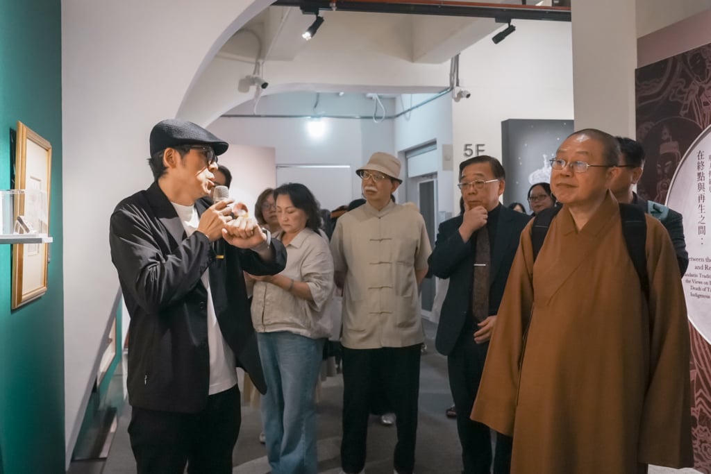 史博館「終章未完：穿越生死的文化觀想」特展開幕式，由史博館策展人陳勇成(左一)導覽展場。圖／國立歷史博物館。