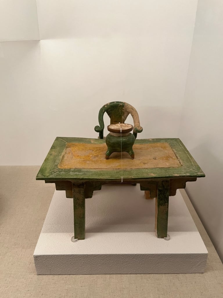 清〈彩釉陶明器〉，桌14×26×15.5公分，椅19.5×11×8公分，國立歷史博物館藏。