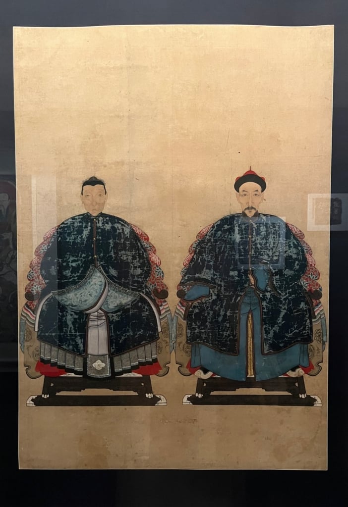 清〈祖先像〉，紙本設色，131×93公分，國立臺灣博物館典藏。