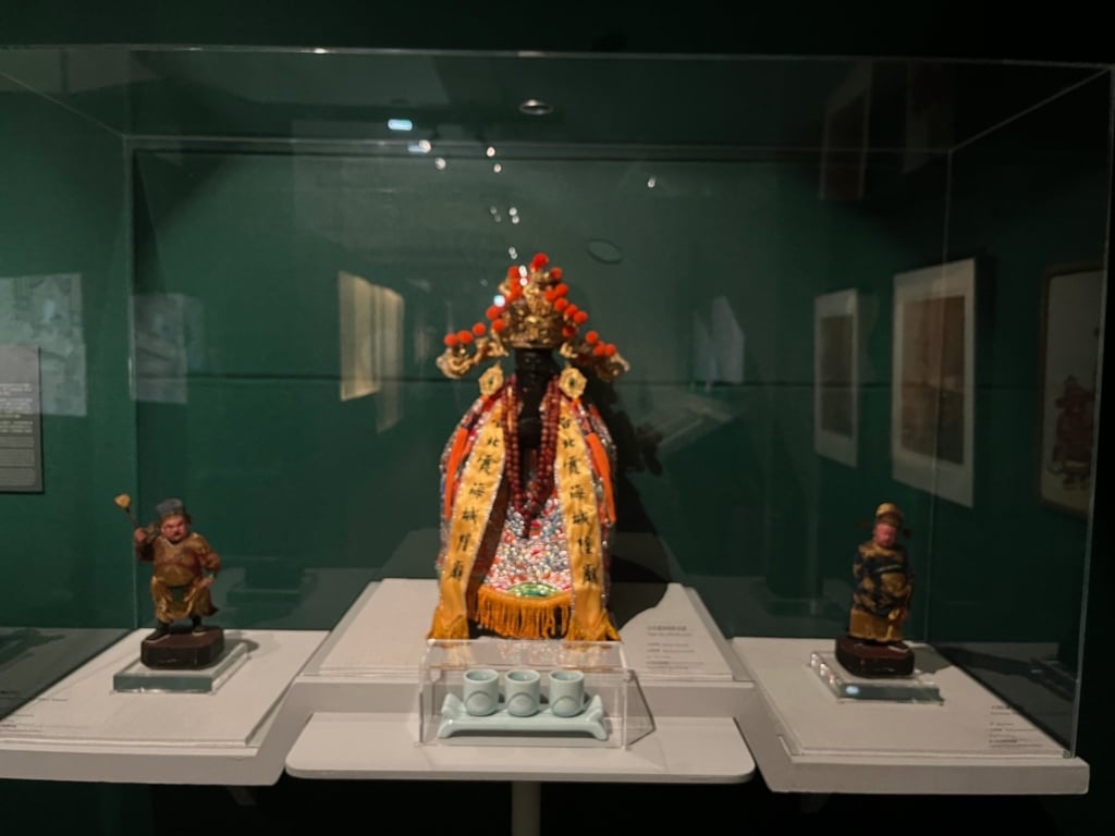 日治時期〈臺北霞海城煌老爺〉，木刻彩繪，65×40×40公分，臺北霞海城煌廟藏。
