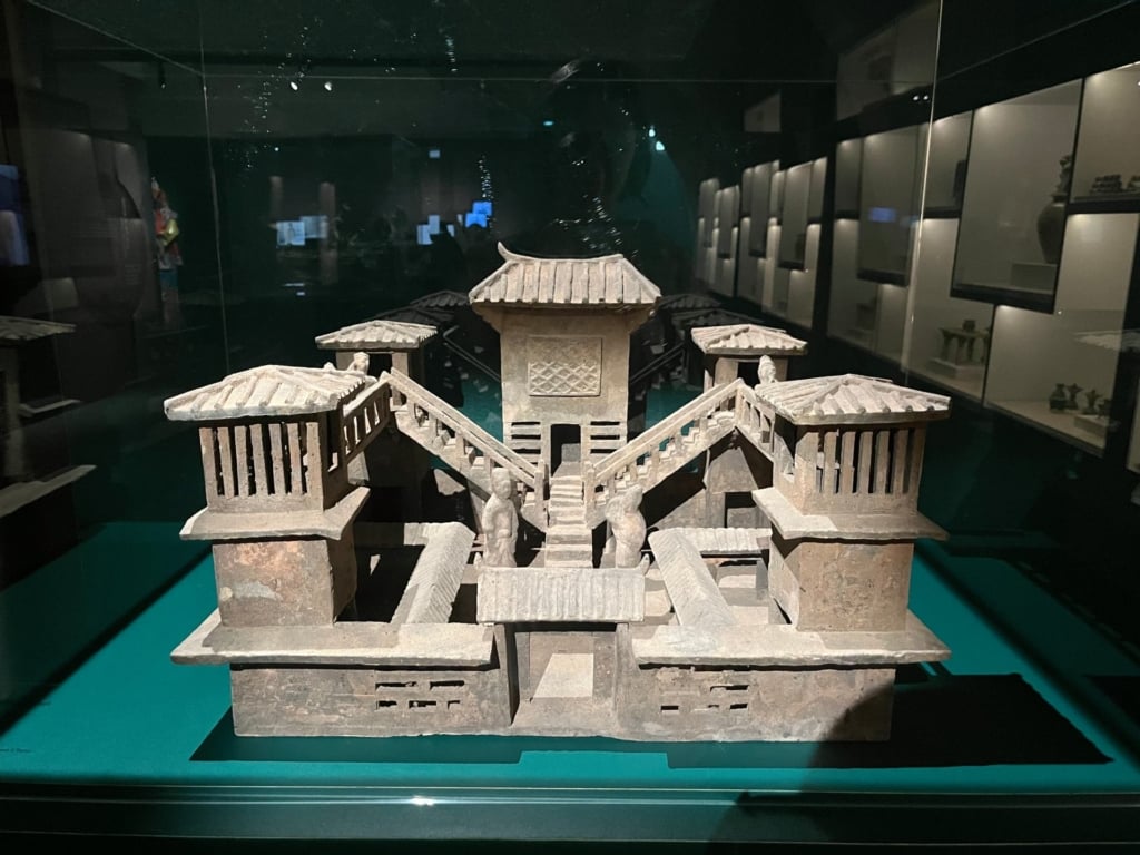 漢〈四川灰陶樓庭院〉，陶，48×69×62公分，國立歷史博物館藏。