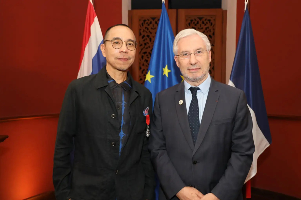 阿比查邦・韋拉斯塔古與法國駐泰國大使尚－克勞德・龐布夫。圖／法國駐泰國大使館。