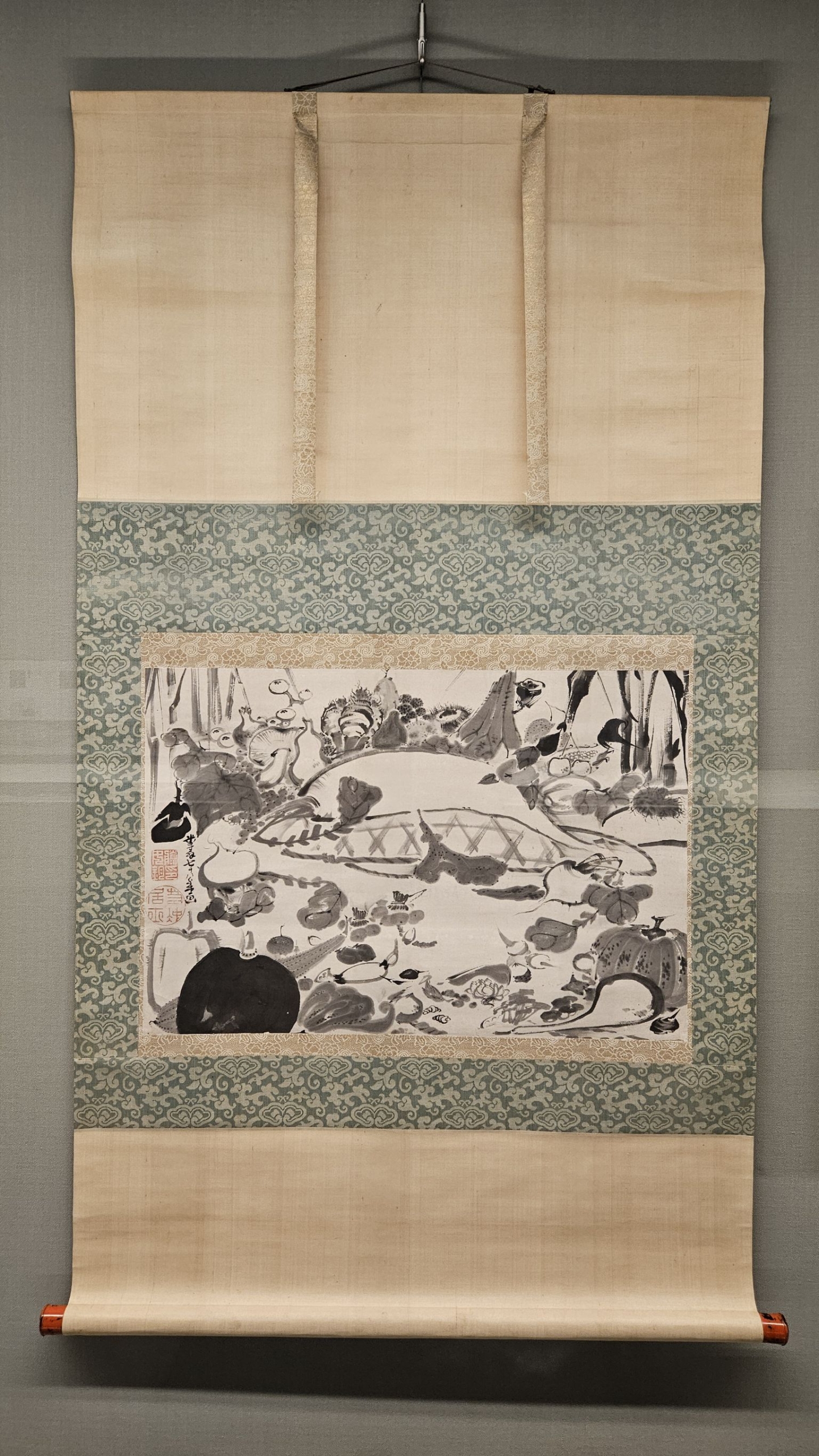 伊藤若冲寬政四年（1792）前作〈果蔬涅槃圖〉，紙本水墨，私人收藏。5月9日～6月19日展出。攝影／曾信容。