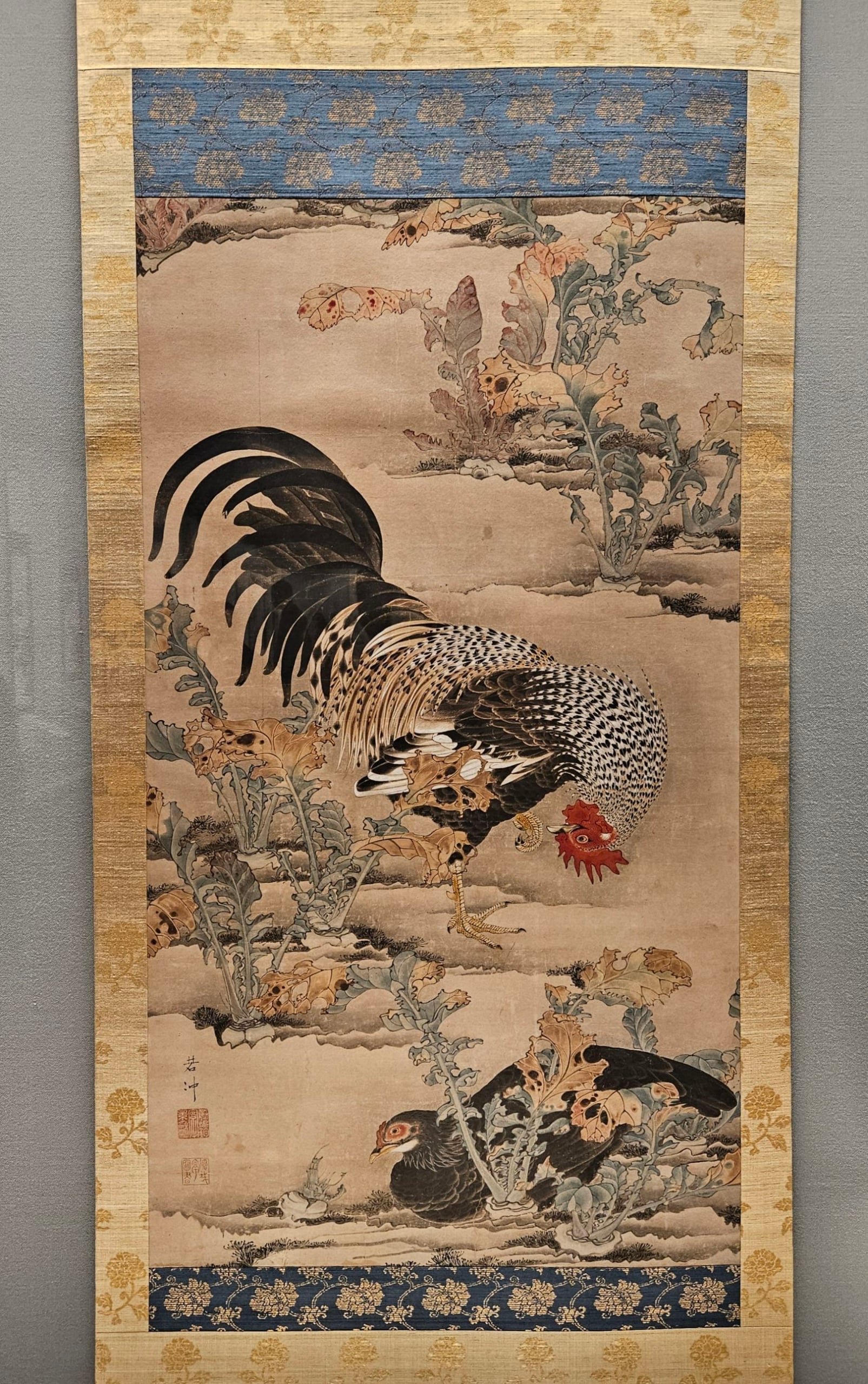 江戶時代（18世紀） 伊藤若冲〈蕪菁雙雞圖〉，紙本設色，福田美術館藏。攝影／曾信容。