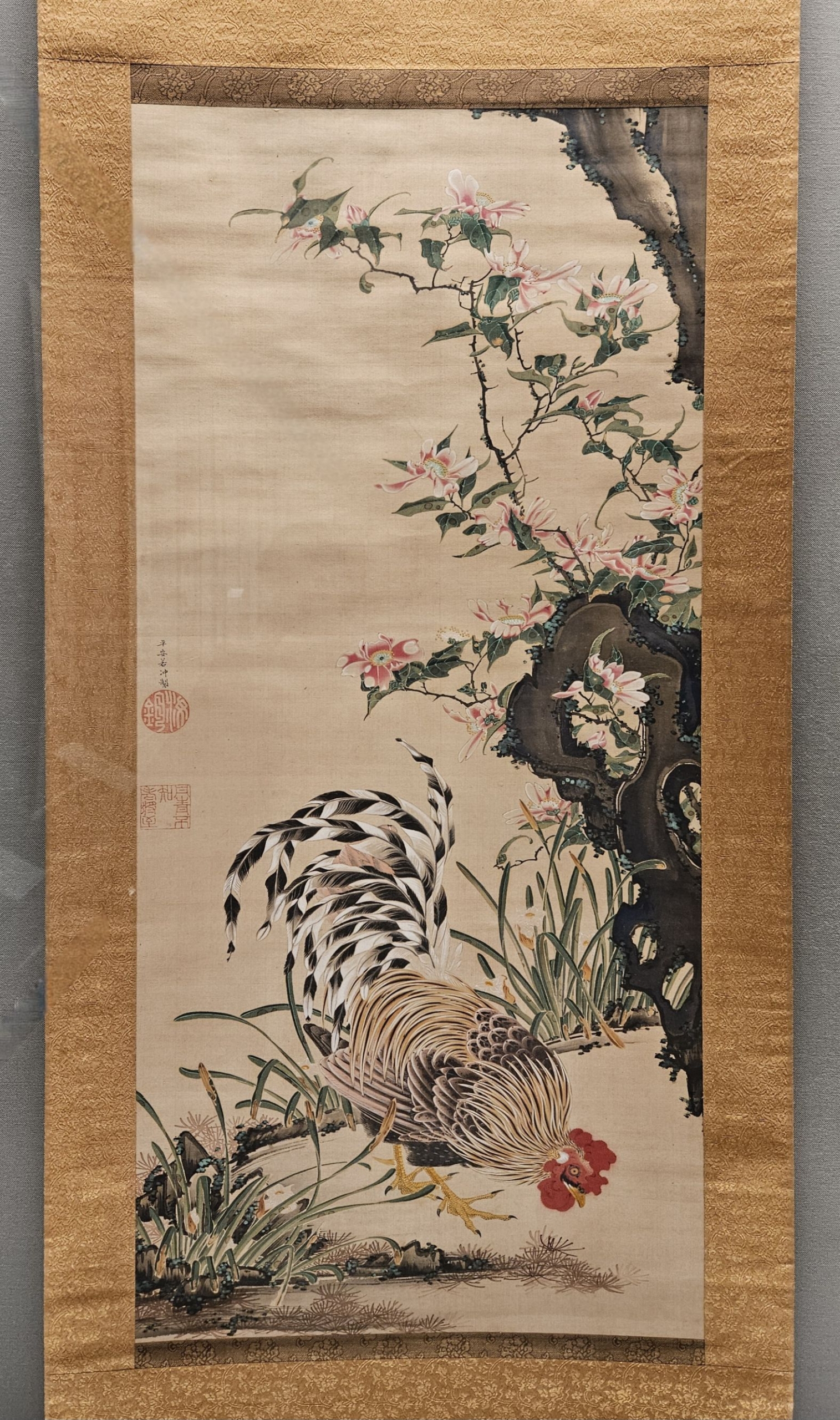 江戶時代（18世紀） 伊藤若冲〈花卉雄雞圖〉，絹本設色，創作〈動植綵繪〉前、於40歲初期所繪，福田美術館藏。攝影／曾信容。